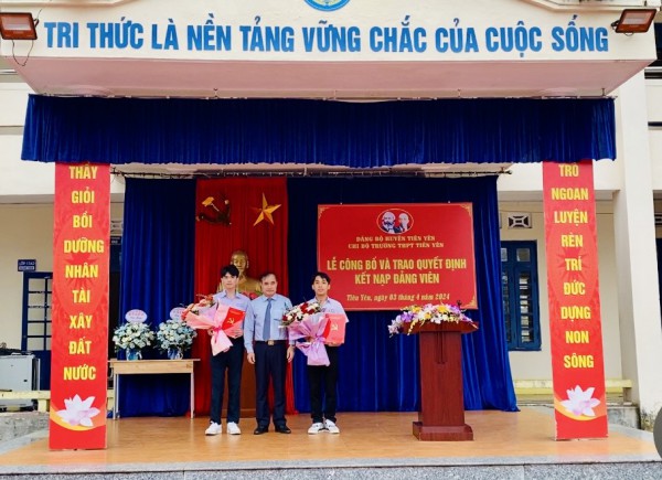 Lễ công bố và trao Quyết định kết nạp Đảng cho hai học sinh ưu tú trường THPT Tiên Yên